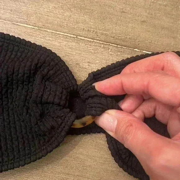 Black bikini with Tortoise detail - Picture 2 of 3